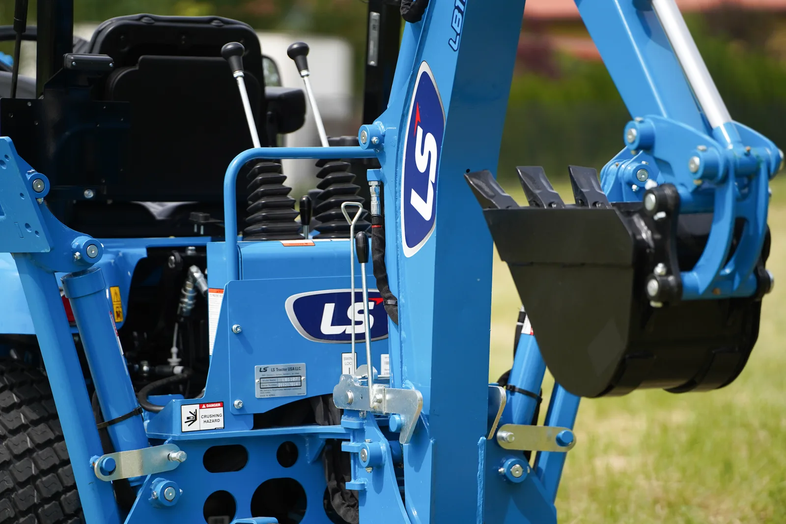 LS Tractor MT1.25 — koparka i ładowacz