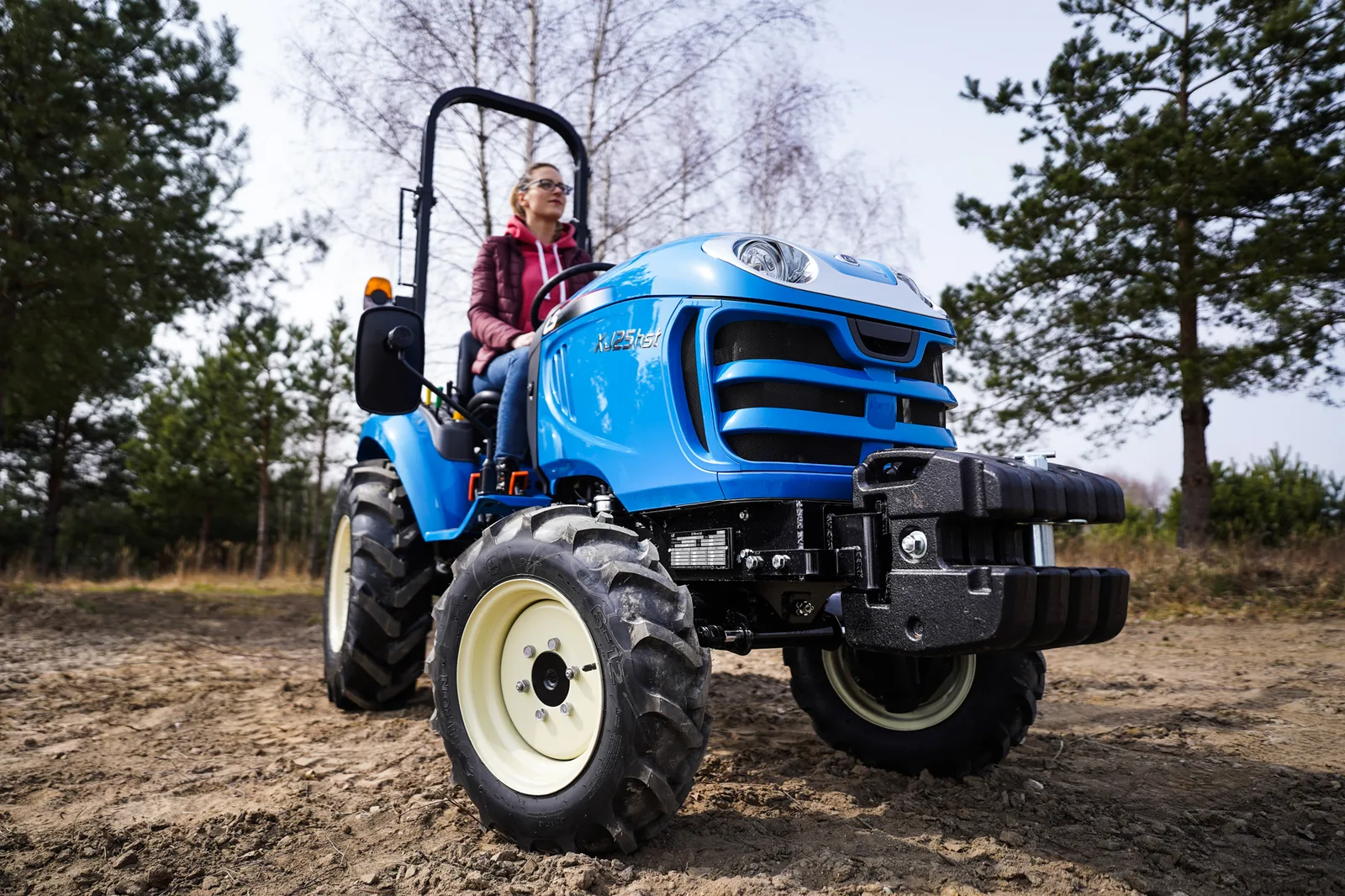 LS Tractor XJ25 HST — ujęcie z niskiego kąta