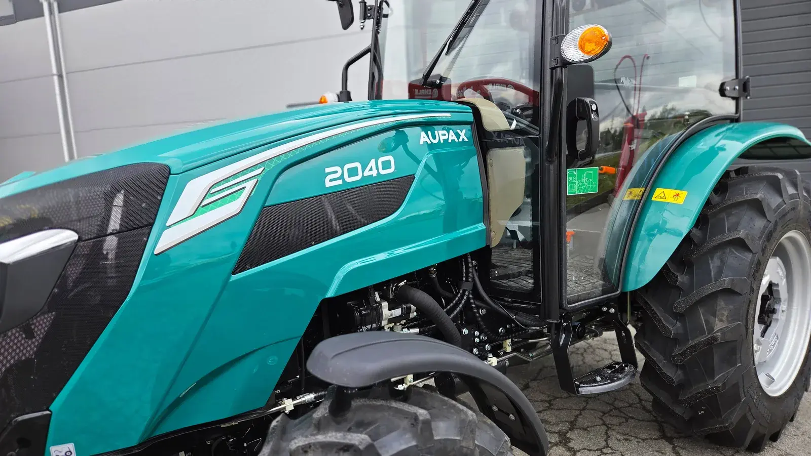 Aupax 2040 — zbliżenie na maskę i oznakowanie 2040