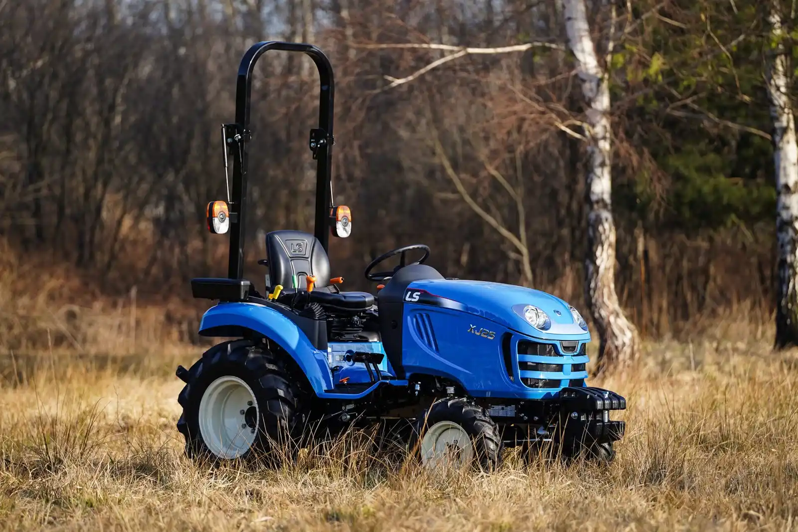 Ciągnik LS Tractor XJ25 MEC o mocy 24,4 KM
