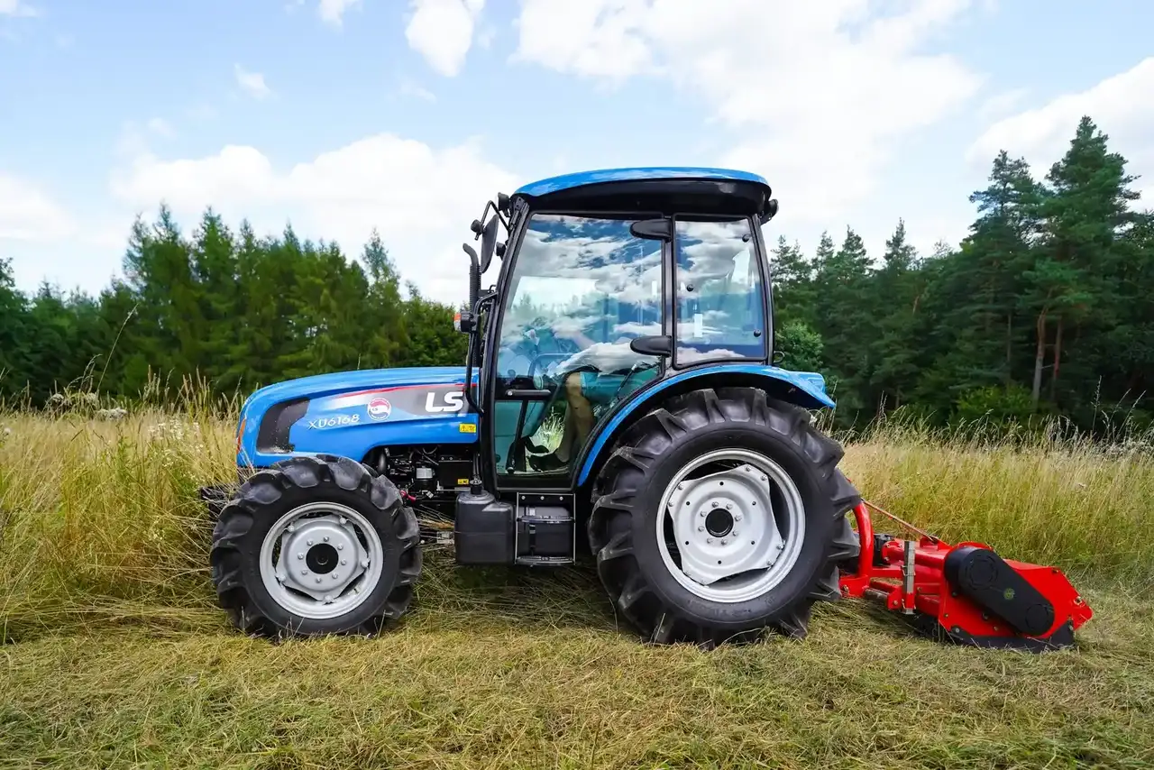 XU6168 z kosiarką