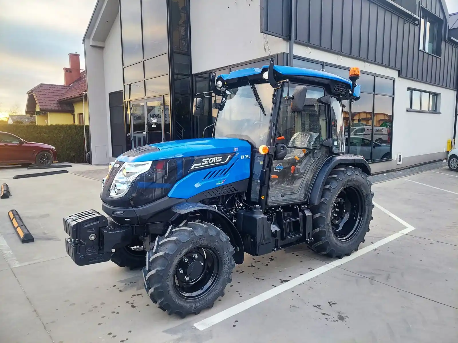 Solis N75 — widok 3/4 z przodu przed salonem