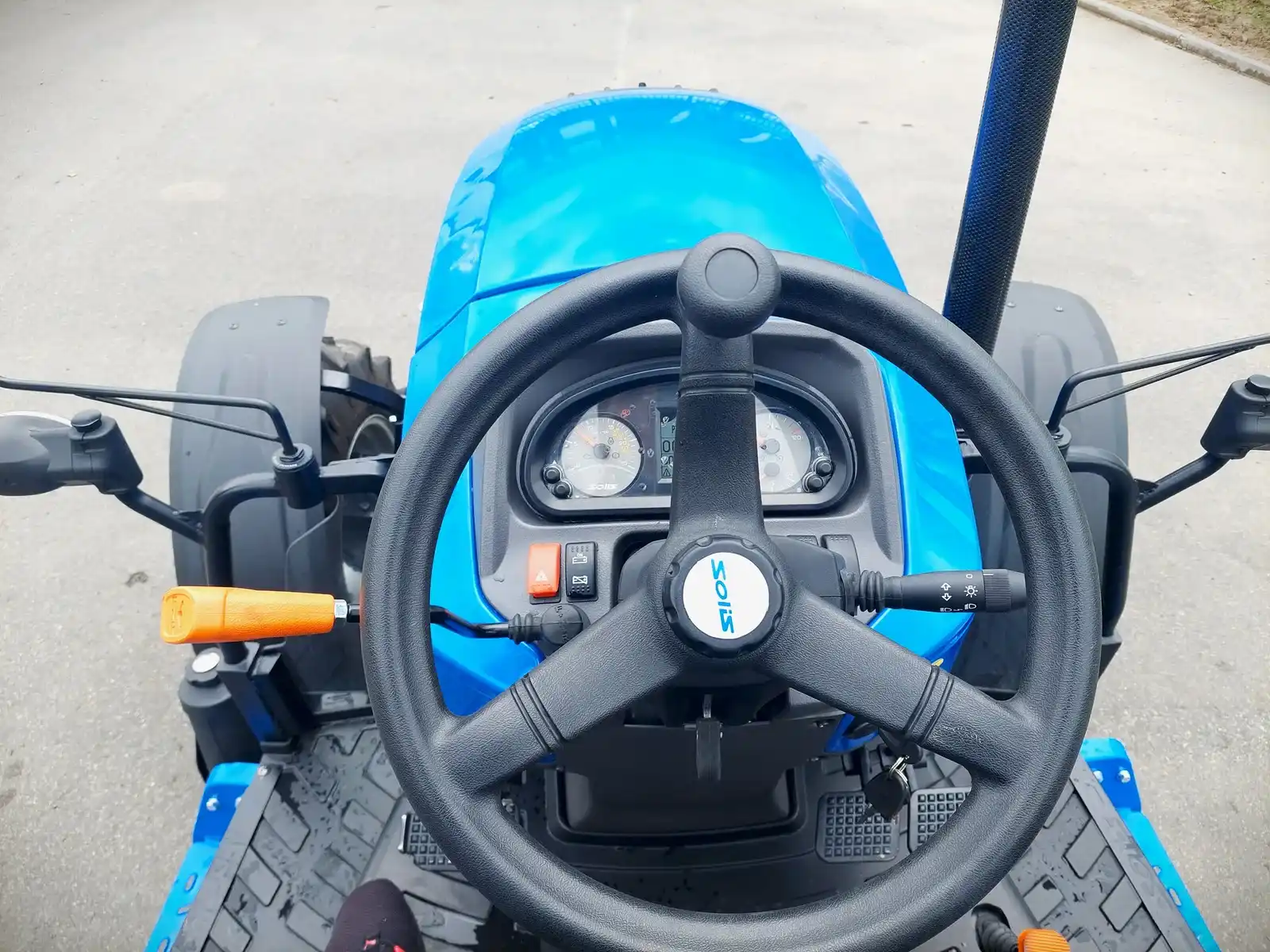 Solis S50 Cabrio — deska rozdzielcza i kierownica